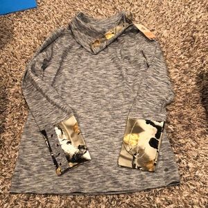 Legendary Whitetails sweater size M